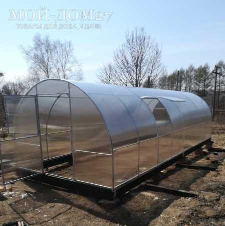 Теплица Сибирская Усиленная 8 метров с поликарбонатом | Мой-Дом27 | Каркас изготовлен из оцинкованной замкнутой трубы 20*20 мм.<br>
 Ширина - 3&nbsp;метра. Высота - 2,1 метра. Длина 8&nbsp;метров.&nbsp;<br>
 Выдерживаемая снеговая нагрузка - 100 кг/м2. Выдерживаемая ветровая нагрузка - до 15 м/с.<br>
 Расстояние между дугами 1 метр.&nbsp;<b>Толщина металла дуг 1,2 мм</b>.&nbsp;Ширина двери 0,96 метра.<br>